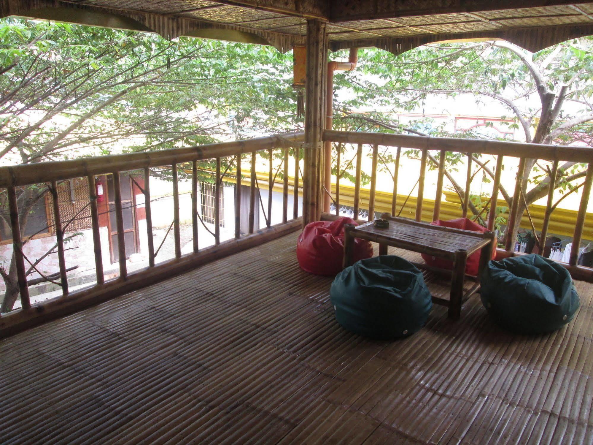 Bambooze Hauz Hotel Balabag  Exterior foto