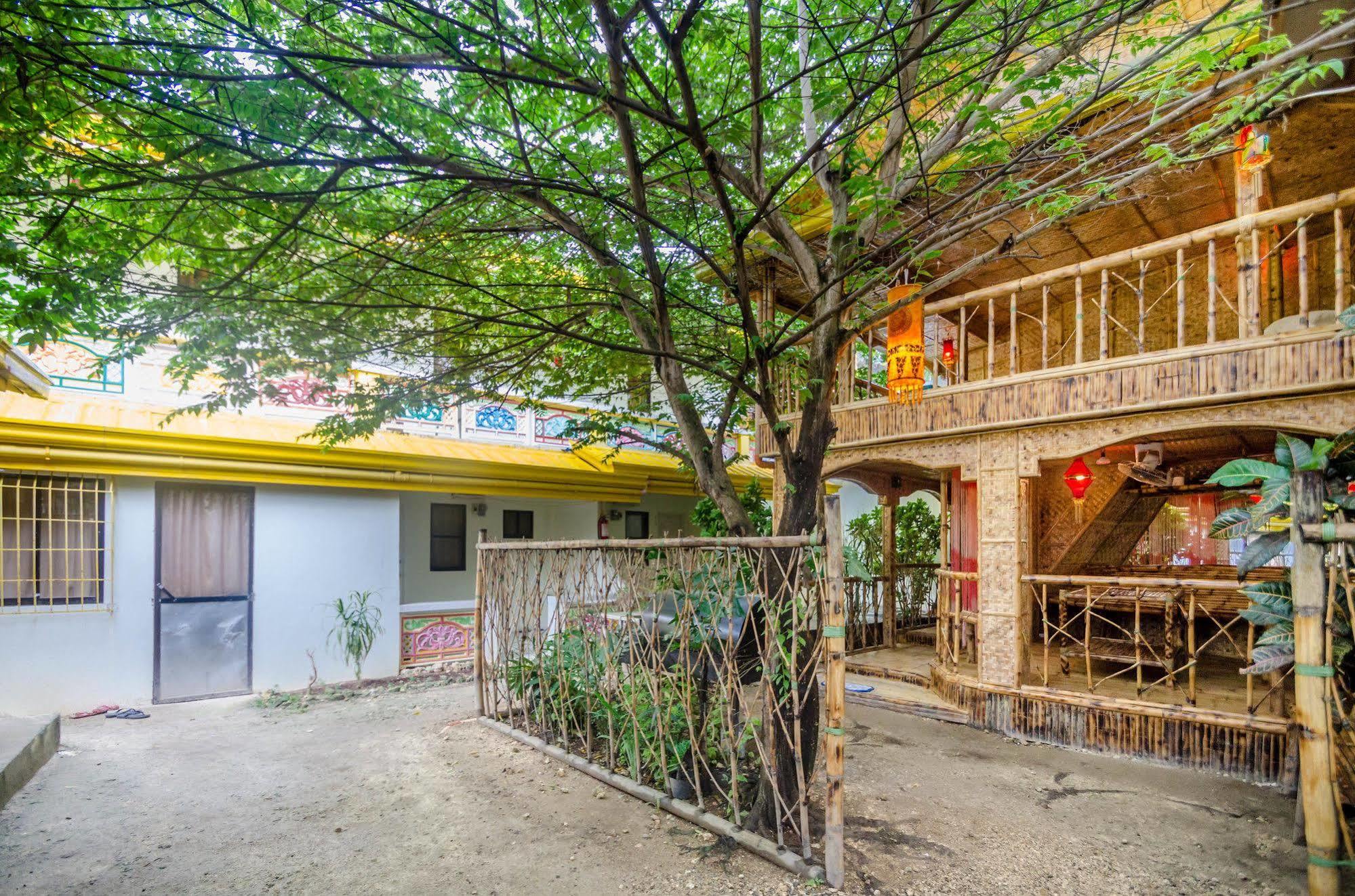 Bambooze Hauz Hotel Balabag  Exterior foto